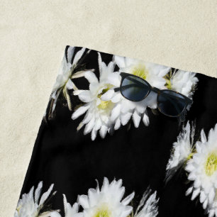Mitternachtsblüten: Weiße Kakteen-Blume auf Schwar Strandtuch