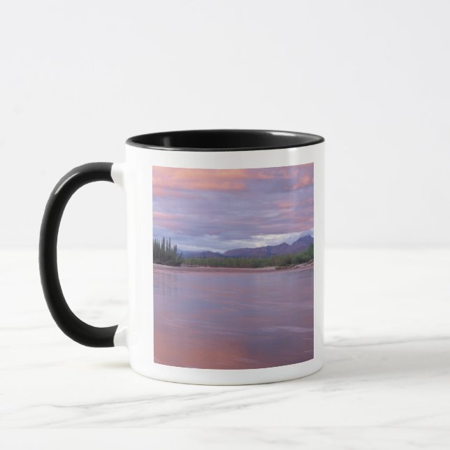 Mitternachtssonne über dem MacKenzie-Fluss Tasse (Links)