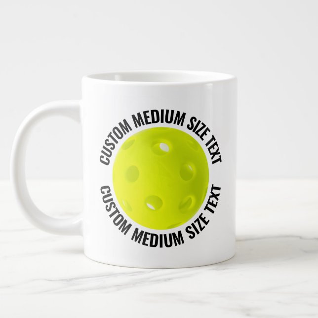 Mittlere Größe Personalisierter Text Pickleball Ma Jumbo-Tasse (Links)