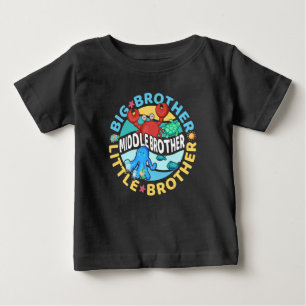 Mittlerer Bruder ist ein großer und kleiner Bruder Baby T-shirt