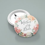 Mittsommerliche Blumenmutter Button<br><div class="desc">Identifizieren Sie die Hauptakteure in Ihrem Brautparty mit unseren eleganten,  süß-schicken Blumenknöpfen. Button ist mit einem Blumenkranz in Aquarellfarben mit peachy rosa Bäuchen,  weißen Hydrangea-Blume und botanischem Grün ausgestattet,  in dem in handgeschriebenen Schriftzeichen die "Mutter des Bräutigams" eingetragen ist.</div>