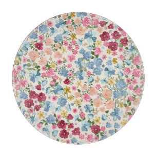 Mittsommerliche Wiese, blühende Pflanze. Schneidebrett