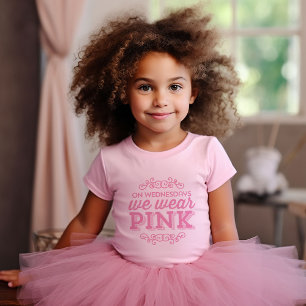 Mittwochs tragen wir ein pinkfarbenes Zitat Baby T-shirt
