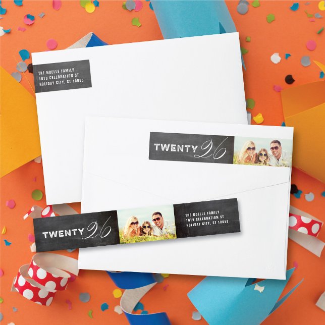 Mix Typografie 2026 Einfaches Neujahrsfest-Foto (Mix Typography 2026 Simple Modern Black Chalkboard New Year Photo Wrap Around Label @ fat_fa_tin)