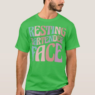 Mixologe, der den Barkeeper im Hintergrund 2 hält T-Shirt