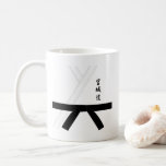 Miyagi Do Karate Kaffeetasse<br><div class="desc">Dieses Karate-Uniform-Bild wurde von PreciousTees® entworfen. Das geschriebene japanische Kanji sagt "Miyagi-Do". Drücken Sie einfach die Taste "Anpassen!". um Ihren eigenen Text,  Bild,  Hintergrundfarbe,  etc. hinzuzufügen. ©PreciousTees®</div>
