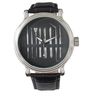 Möblierte Antiquitätenwerkzeuge Armbanduhr