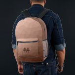 Mocha Brown geometrisches Maschenmuster Monogram Bedruckter Rucksack<br><div class="desc">Braunes geometrisches Maschenmuster Monogramm gedruckter Rucksack. Coole Mode Accessoires Tasche für jeden. Braunes Dreieck geometrisches Mesh mit Licht bis dunkel ombre Farbverlauf Design. Erstellen Sie einen einzigartigen und personalisierten Rucksack mit einer benutzerdefinierten Touch! Modernes Monogramm mit Ihrem Initial und Ihrem Namen für diesen persönlichen Flair.</div>