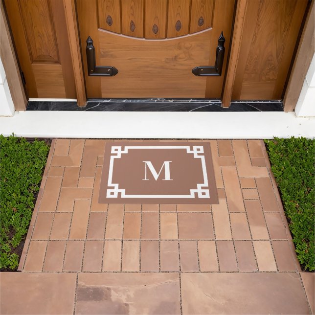Mocha Brown und White Greece Key Border Monogram Fußmatte (Außenbereich)