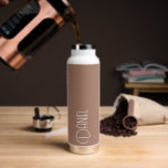 Mocha Moderne Typografie Personalisiert Trinkflasche<br><div class="desc">Eine trendige,  vakuumisolierte Wasserflasche mit personalisiertem Namen in Weiß,  moderner Typografie auf mochafarbenem Hintergrund. Stellen Sie die Flasche nach Belieben ein,  indem Sie den Namen bearbeiten und nach Belieben den Namen durch Ihren eigenen Namen ersetzen. Ideal für ein Geburtstagsgeschenk,  Hochzeitsgeschenk,  Trauzeuge,  etc. Wählen Sie Ihre Wasserflasche.</div>