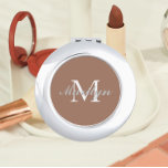 Mocha Stylized Wedding Bridesmaid Monogram Taschenspiegel<br><div class="desc">Ein personalisierter Kompaktspiegel für Ihre Hochzeitsfrau oder Trauzeugin,  der ihren Anfangs- und Namen auf einem modischen mochafarbenen Hintergrund stilisiert. Bearbeiten,  um Initial und Namen zu ersetzen. Wählen Sie Ihren kompakten Spiegelstil aus. Erhältlich in vielen beliebten Hochzeitsfarben.</div>