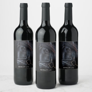 Mockup Elegantes Schwarzes Pferd Gedeckter Weinkel Weinetikett