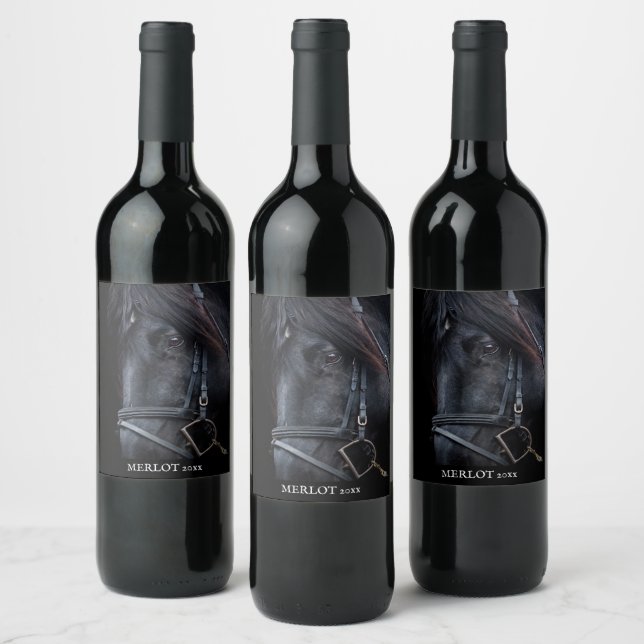 Mockup Elegantes Schwarzes Pferd Gedeckter Weinkel Weinetikett (Flaschen)
