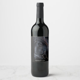 Mockup Elegantes Schwarzes Pferd Gedeckter Weinkel Weinetikett