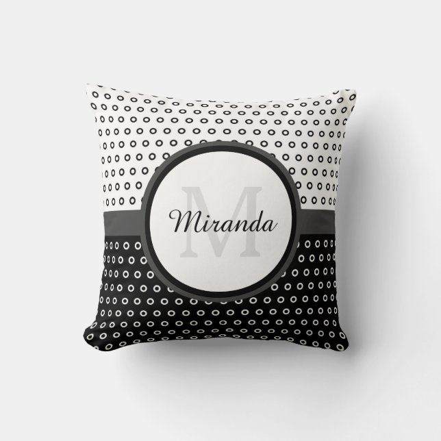 Mod Black and White Polka Dots Monogramm mit Name Kissen (Vorderseite)