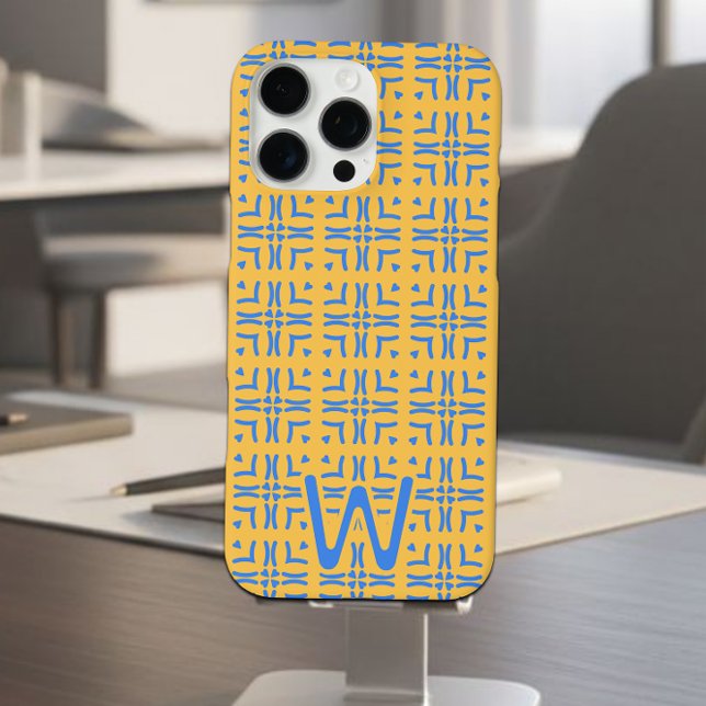 Mod Blue Hearts Tiled Senf Monogram iPhone 16 Pro Max Hülle (Blue and mustard tiled hearts pattern iPhone case on a cell phone stand on a desk.)