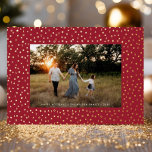 Mod Delicate Geometrie Rahmen 1 Foto Rot   Gold Folien Feiertagskarte<br><div class="desc">Diese elegante und moderne Urlaubsfotokarte besticht durch einen erhöhten Rahmen aus kleinen geometrischen Formen (Quadrate,  Dreiecke,  Kreise usw.) über einem tiefen roten Hintergrund und einem horizontalen Foto. Auf der Rückseite ist die gleiche rote Farbe mit viel Platz,  um ein anderes Foto und/oder Text hinzuzufügen.</div>