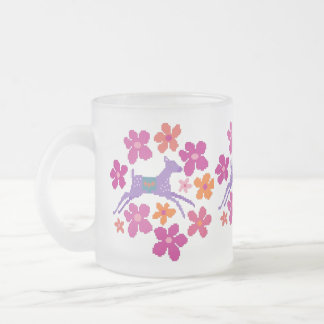 Mod-Hirsch im Wildblumen-Mug Mattglastasse