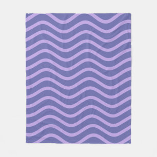 Mod Lila und Periwinkle Wavy Lines und Streifen Fleecedecke