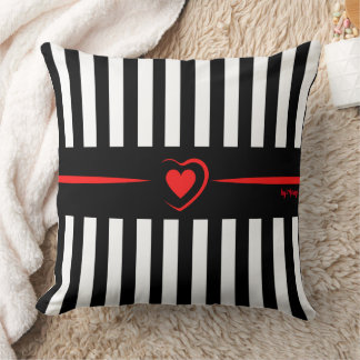 Mod Schwarz-Weiß Streifen mit hellrotem Herzen Kissen