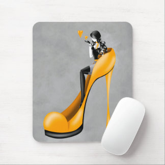 Mode-Diva in gelben Stilettos Mousepad