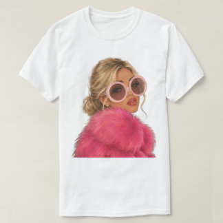 Mode Glam Blondine in Rosa Faux-Fur-Shirt T-Shirt