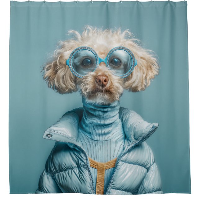 Modehund in blauem Outfit Duschvorhang (Vorderseite)