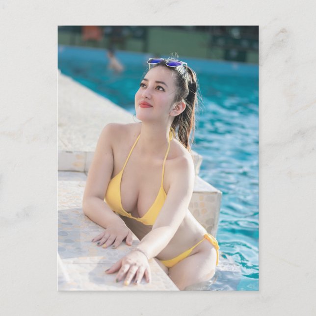 Model In Yellow Bikini Feiertagspostkarte (Vorderseite)
