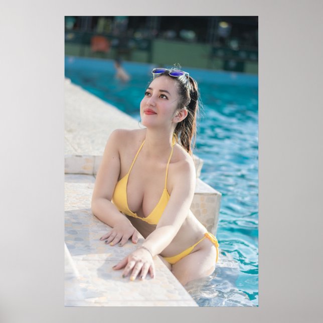 Model In Yellow Bikini Poster (Vorne)