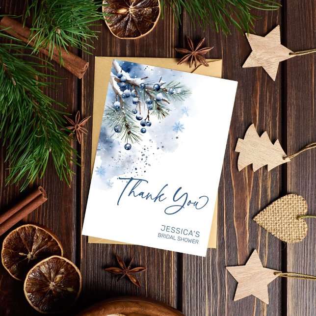 Modèle de fête prénuptiale hivernale sous la neige (Snow in love winter bridal shower template thank you card watercolor snowy pines blue winter berries)