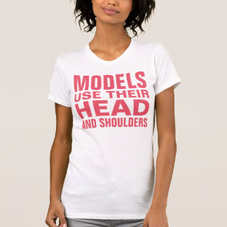 Modelle benutzen ihr Haupt- und Schultern T-Shirt