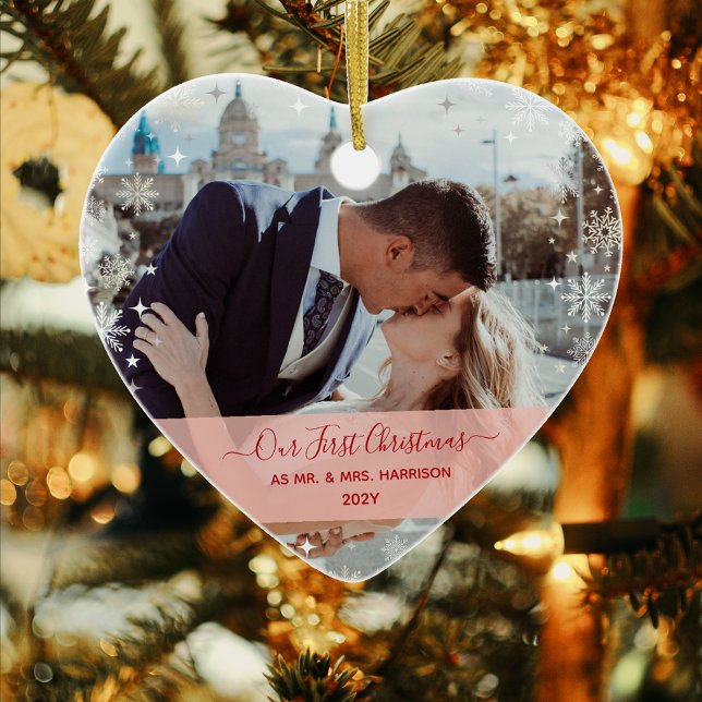 Modern 1st Christmas Mr. Mrs. 1 Foto Heart Shaped Keramik Ornament (Modern Elegant Our First Christmas as Mr. & Mrs. Newlyweds 1 Photo Pink Band Calligraphy Names Heart)