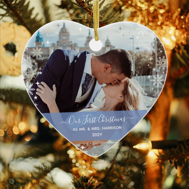 Modern 1st Christmas Mr. Mrs. 1 Foto Heart Shaped Keramik Ornament (Modern Elegant Our First Christmas as Mr. & Mrs. Newlyweds 1 Photo Pink Band Calligraphy Names Heart)
