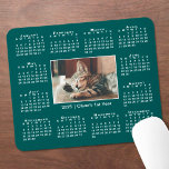 Modern 2025 Kalender Ihr Foto Name auf Aquamarin Mousepad<br><div class="desc">Der moderne Kalender 2025 enthält Ihr Foto und Ihren Namen in der Mitte. Ersetzen Sie das Beispielbild und den Text in der Sidebar durch Ihren eigenen. Ihr Foto hat einen dünnen weißen Rand und ist von einem leicht lesbaren weißen Kalender auf einem aquamarinen Hintergrund umgeben. Ein tolles Geschenk für Liebhaber...</div>