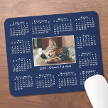 Modern 2025 Kalender Ihr Foto Name auf Navy Blue Mousepad<br><div class="desc">Der moderne Kalender 2025 enthält Ihr Foto und Ihren Namen in der Mitte. Ersetzen Sie das Beispielbild und den Text in der Sidebar durch Ihren eigenen. Ihr Foto hat einen dünnen weißen Rand und ist von einem leicht lesbaren weißen Kalender auf marineblau Hintergrund umgeben. Ein tolles Geschenk für Liebhaber von...</div>