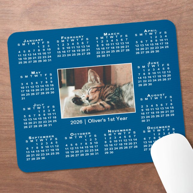 Modern 2026 Kalender Ihr Foto Name auf blau Mousepad (Modern 2026 Calendar Your Photo Name on Blue Mouse Pad, in situ)