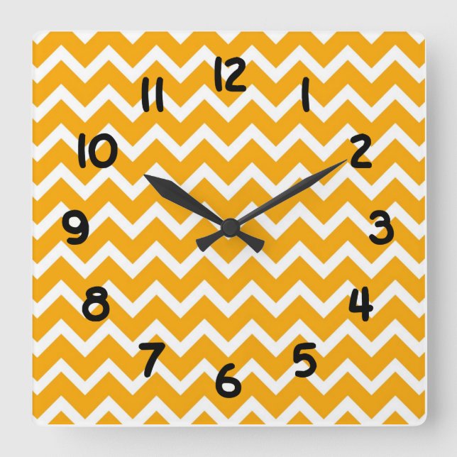 Modern Accent Orange and White Chevron Clock Quadratische Wanduhr (Vorderseite)