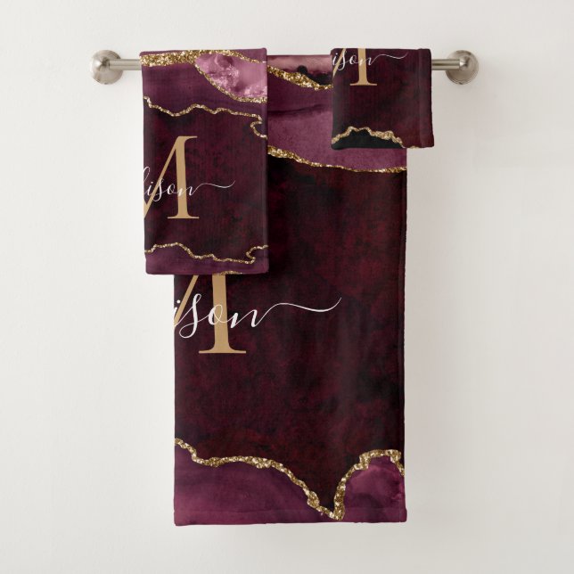 Modern Agate Geode Burgundy Gold Monogram Script Badhandtuch Set (Insitu)