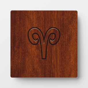 Modern Aries Zodiac Symbol auf Mahagoni wie Druck Fotoplatte