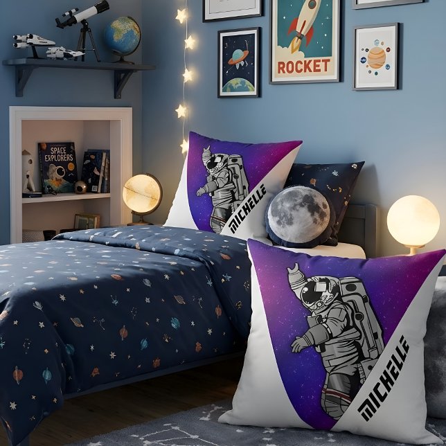 Modern Astronaut Purple Galaxy Space Custom Name Kissen (Von Creator hochgeladen)