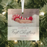 Modern Baby First Christmas Custom Ornament Aus Glas<br><div class="desc">Erinnern Sie sich an das erste Weihnachtsfest Ihres Babys mit unserem "Modern Baby's First Christmas Custom Ornament". Dieses elegante Ornament besticht durch ein zeitgenössisches Design, das sich perfekt eignet, um diesen besonderen Meilenstein zu feiern. Personalisieren Sie es mit dem Namen Ihres Babys, dem Geburtsdatum und einem Foto, um einen einzigartigen...</div>