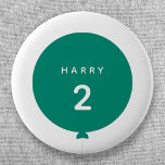 Modern Balloon | Grünes Geburtsjahrspartei Kid Nam Button<br><div class="desc">Einfaches, stilvolles und lustiges Geburtstagsgeschenk mit Ihrem eigenen "<name>" und "<age>"" Text in moderner Typografie in knalligem Weiß auf einem einfachen runden Ballondesign in lebendigem Grün mit einer geraden grauen Saite im minimalistischen skandinavischen "Scandi" Stil. Fügen Sie den Namen und das Alter eines geliebten Menschen für ein wirklich einzigartiges und...</div>