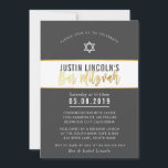 MODERN BAR MITZVAH Stilvolle dunkelgraue Goldschri Einladung<br><div class="desc">per kat massard >>> kat@simplysweetPAPERIE.com <<< Ein trendy Einladungs-Design für das BAR MITZVAH Setup Ihres Kindes als Vorlage ist es einfach für Sie, Ihre eigenen Daten hinzuzufügen, oder drücken Sie die Schaltfläche Anpassen und Sie können Text, Schriftart, Größen etc. TIP: 1 hinzufügen oder ändern. Um Grafiken zu ändern/verschieben/die Hintergrundfarbe zu...</div>