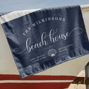 Modern Beach House Familie Name Script Navy Blue Strandtuch