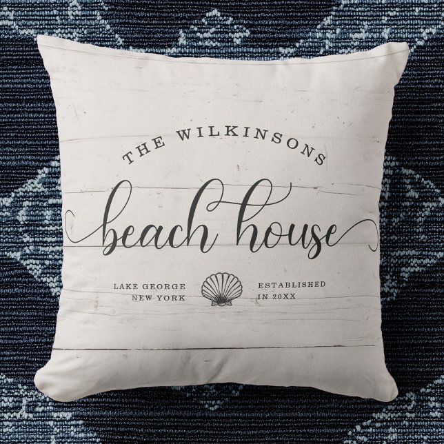Modern Beach House Familie Name Skript White Wood Kissen (Von Creator hochgeladen)