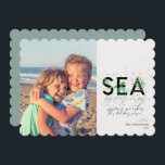 Modern Beach Sea Greetings Aqua Weihnachtsfeiertag Feiertagskarte<br><div class="desc">Eine moderne Urlaubskarte mit einer einfachen minimalen Botschaft,  die "Sea Greetings" mit Palmen kombiniert mit handgeschriebener Typografie lautet. Personalisieren Sie Ihre Namen und Ihr Lieblingsbild. Bild von Vitolda Klein auf Unsplash</div>
