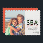 Modern Beach Sea Greetings Coral Weihnachten Foto<br><div class="desc">Eine moderne Urlaubskarte mit einer einfachen minimalen Botschaft,  die "Sea Greetings" mit Palmen kombiniert mit handgeschriebener Typografie lautet. Personalisieren Sie Ihre Namen und Ihr Lieblingsbild. Bild von Vitolda Klein auf Unsplash</div>