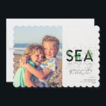 Modern Beach Sea Grüße Grün Weihnachten Foto<br><div class="desc">Eine moderne Urlaubskarte mit einer einfachen minimalen Botschaft,  die "Sea Greetings" mit Palmen kombiniert mit handgeschriebener Typografie lautet. Personalisieren Sie Ihre Namen und Ihr Lieblingsbild. Bild von Vitolda Klein auf Unsplash</div>