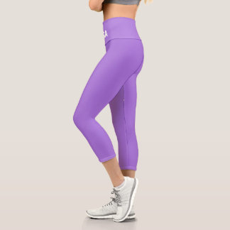 Modern bearbeitbarer weißer Yogatext auf Violet Capri Leggings