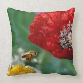 Modern Bee and Red Poppy Nature Fotografy Kissen